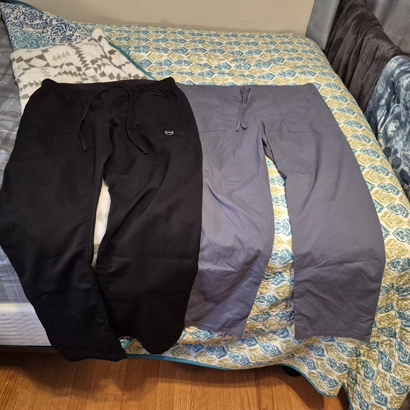 Mixed assortment of scrub tops & bottoms - Picture 11 of 14